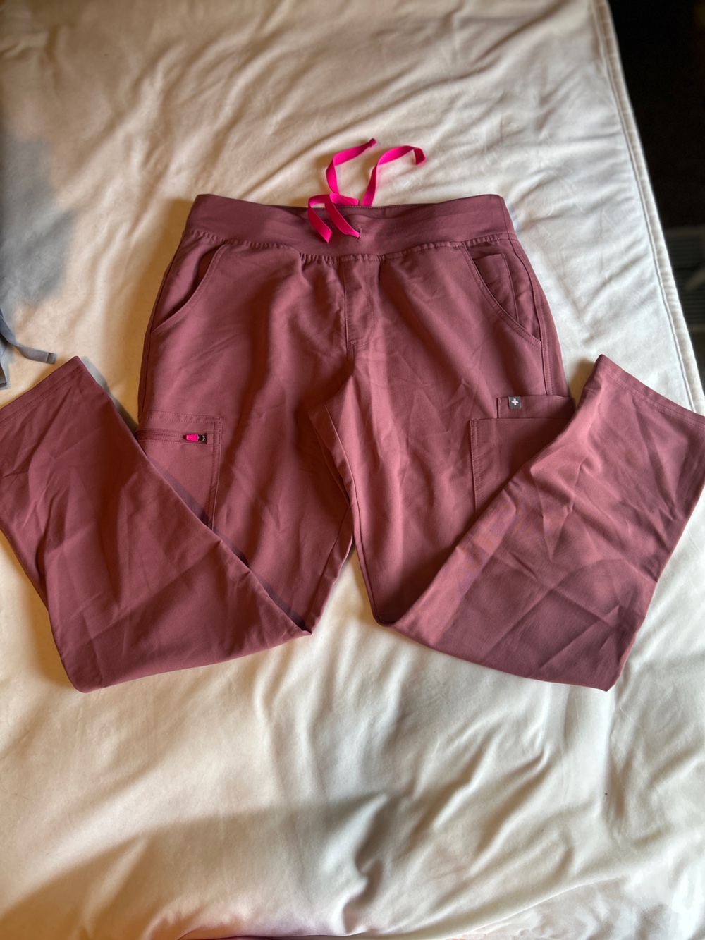 Figs Cargo Scrub Pants in Dusty Rose with Pink Drawstring NWT